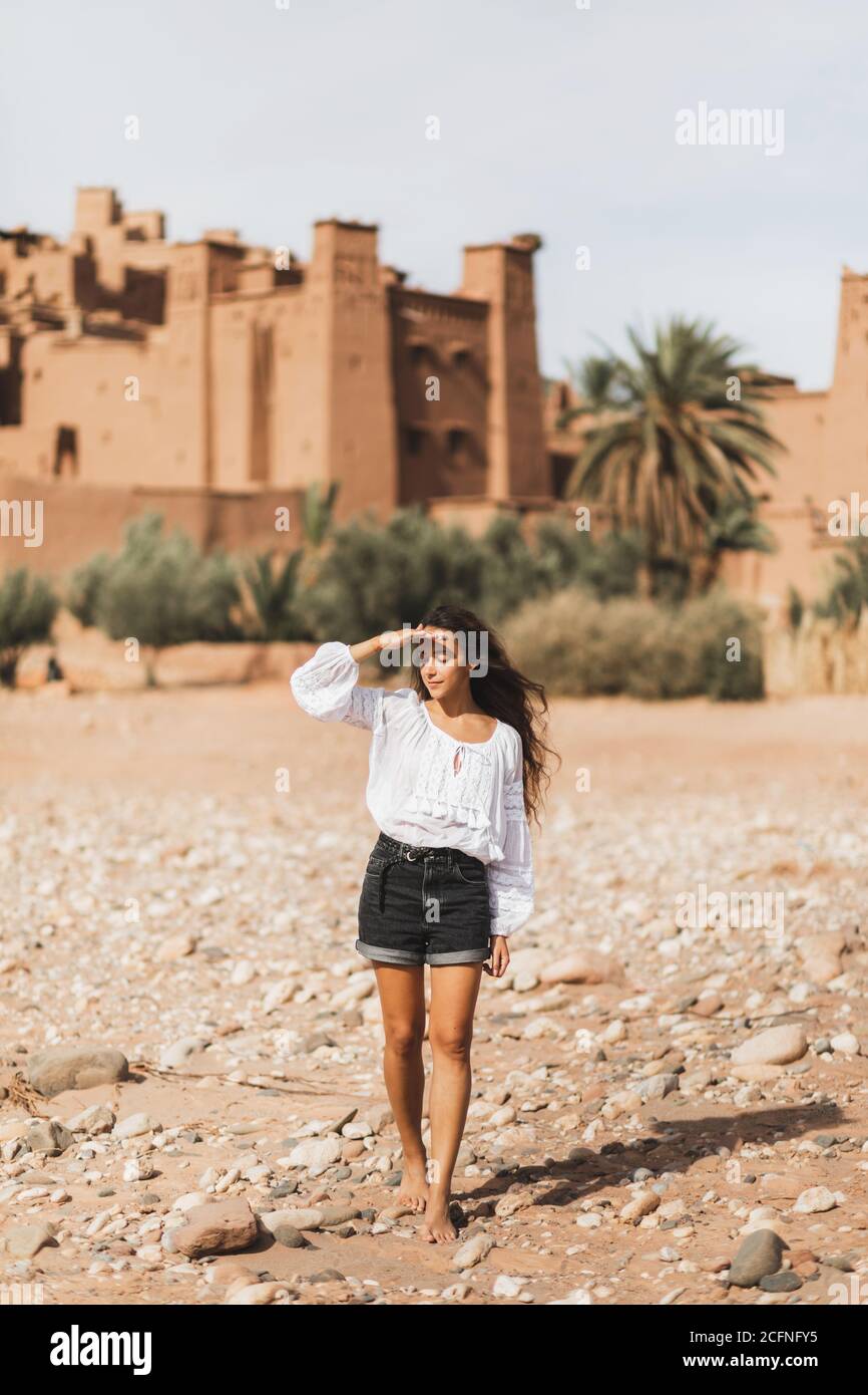 Jeune femme cally aspect oriental marchant sur fond de kasbah  ait-Ben-Haddou. Voyage au Maroc, Ouarzazate. Vacances d'été, concept de  style de vie de voyage Photo Stock - Alamy
