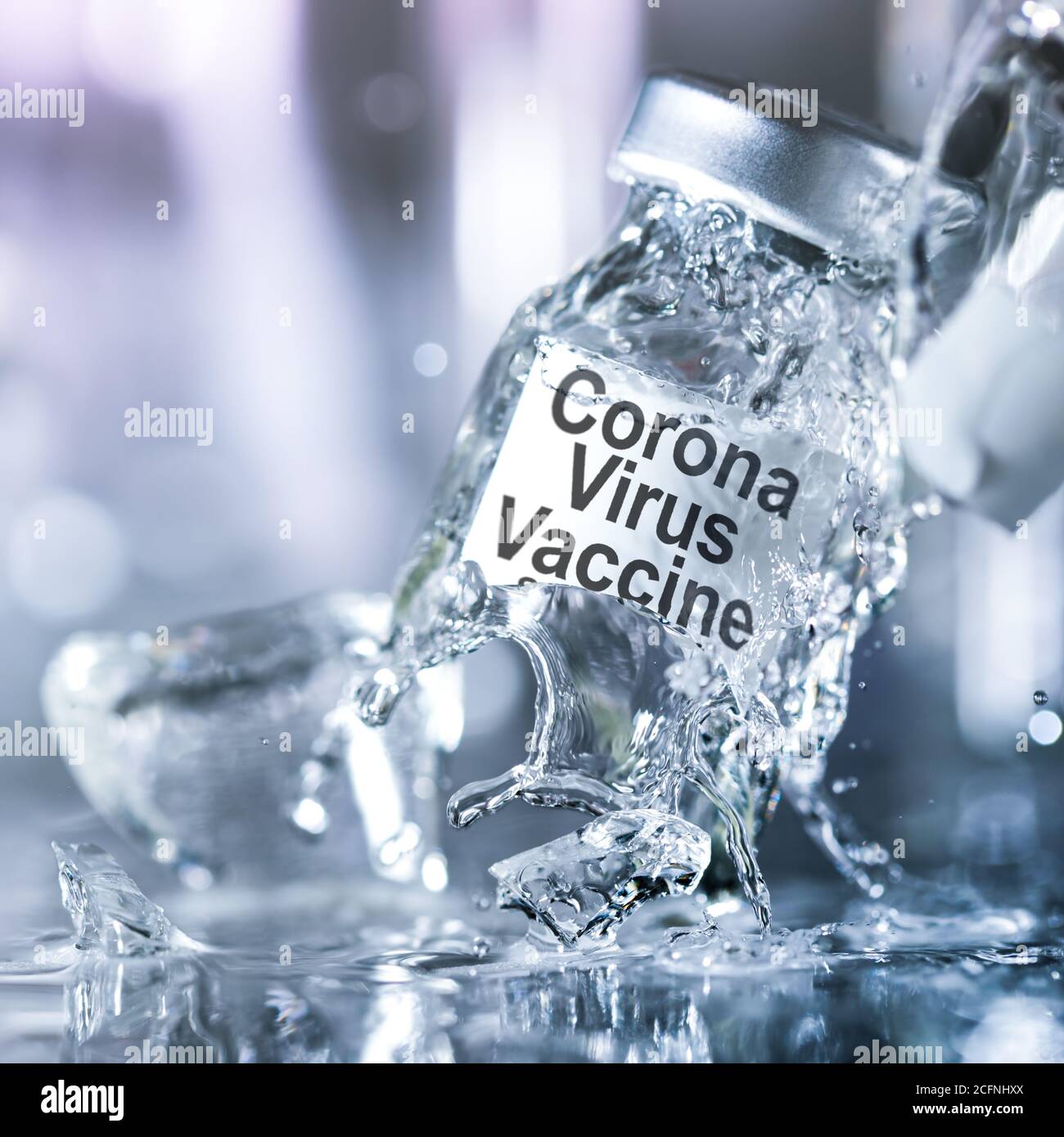 Flacon de vaccin contre le coronavirus se cassant en morceaux contenant du liquide éclaboussant. Ne pas créer un vaccin, trouver un remède pour le virus corona, ou les dangers de Banque D'Images