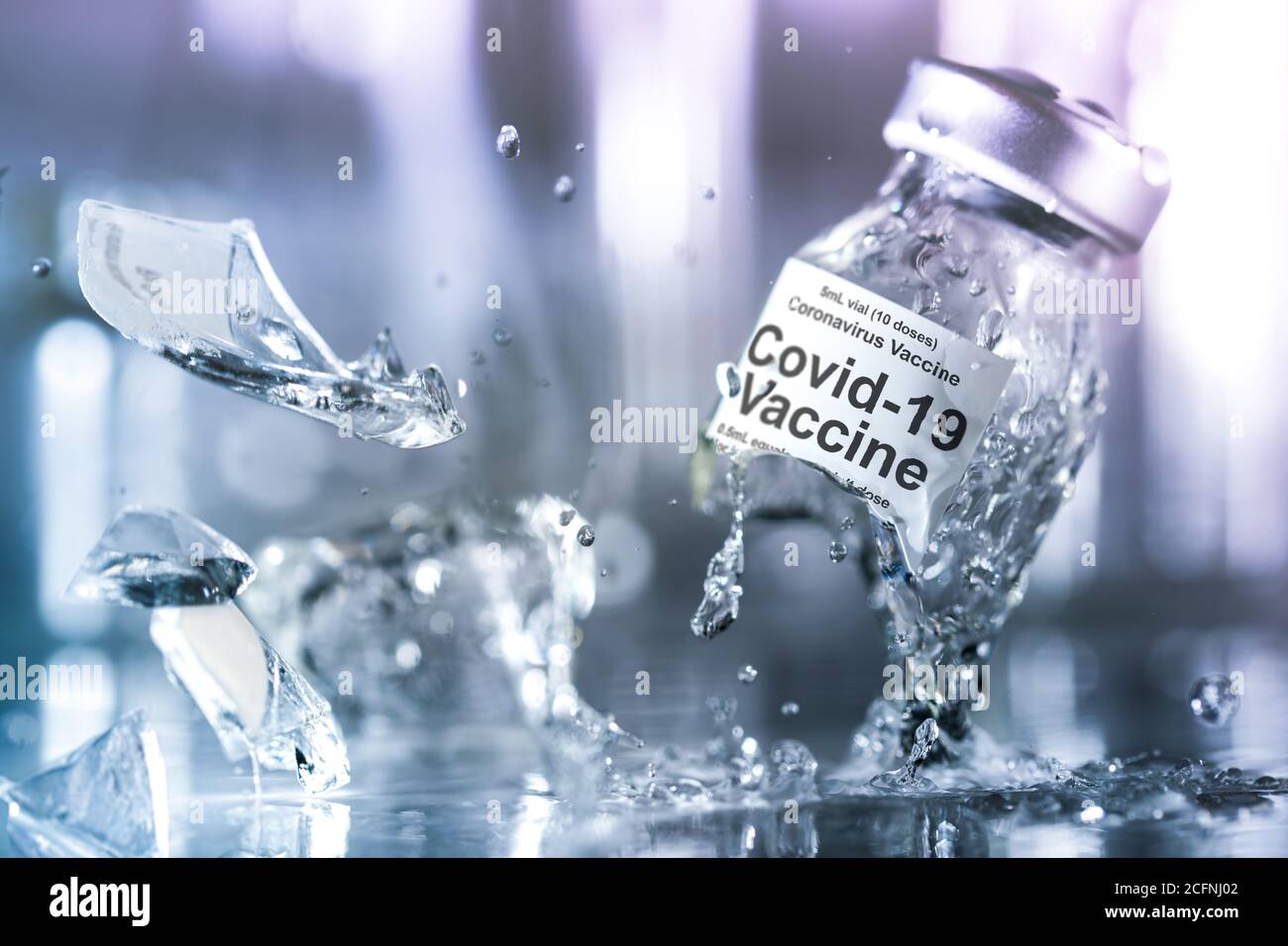 Flacon de vaccin contre le coronavirus se cassant en morceaux contenant du liquide éclaboussant. Ne pas créer un vaccin, trouver un remède pour le virus corona, ou les dangers de Banque D'Images