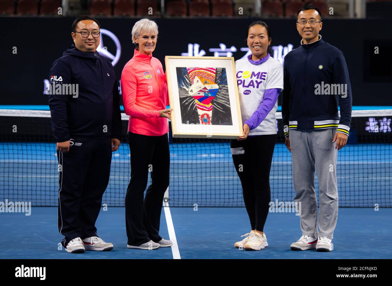 Judy Murray et Vania King présentent des dons au nom de WTA Charities at the China Open Premier Mandatory tennis 2019 tournoi Banque D'Images