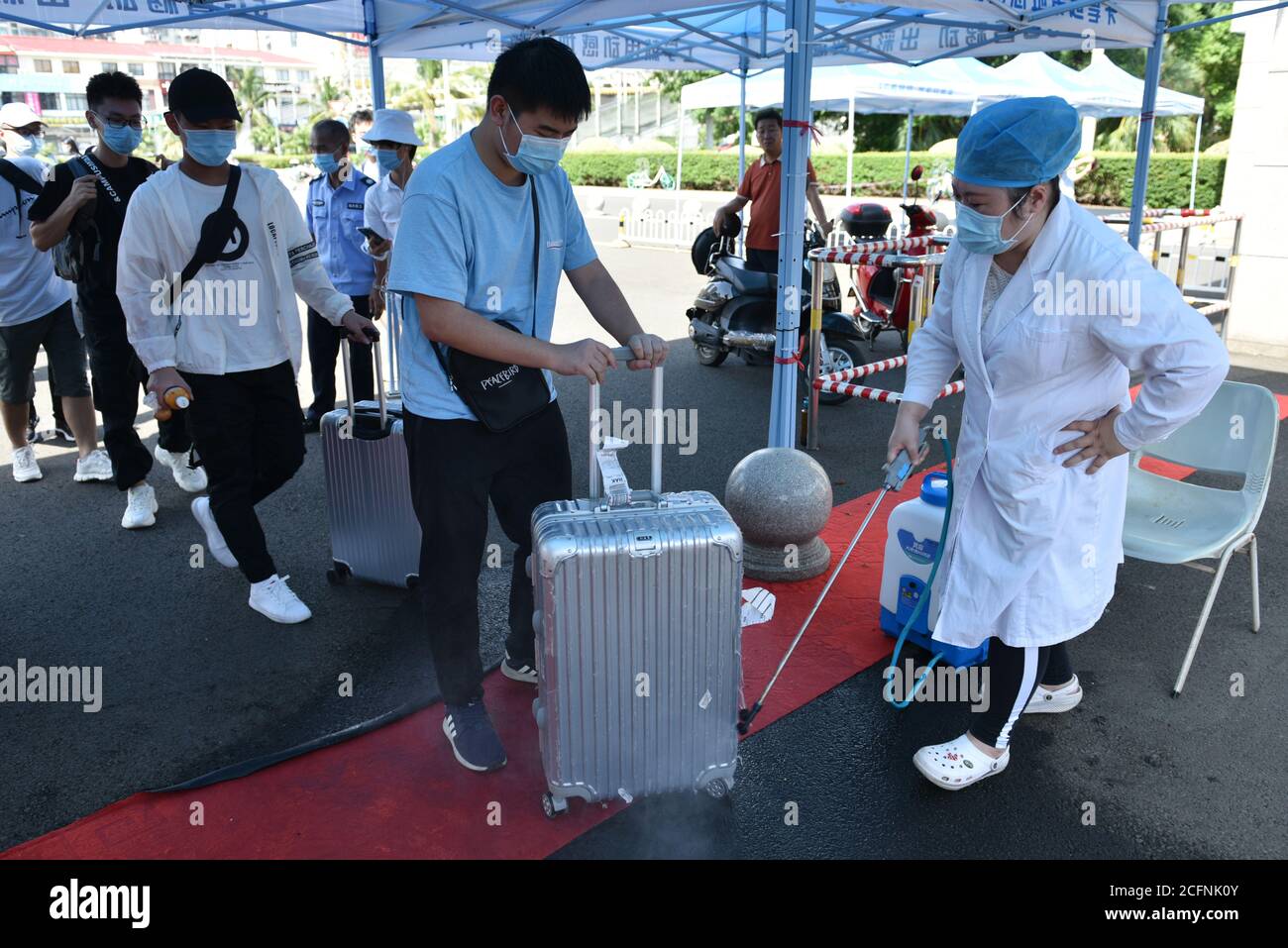 Haikou, Chine. 06e septembre 2020. Les élèves de l'Université de Hainan portant des masques retournent à l'école. Les élèves sont tenus de vérifier leurs codes de santé, leurs dossiers de voyage et leurs cartes d'identité avant d'entrer à l'école seulement après que leur température corporelle soit normale. Crédit : SOPA Images Limited/Alamy Live News Banque D'Images