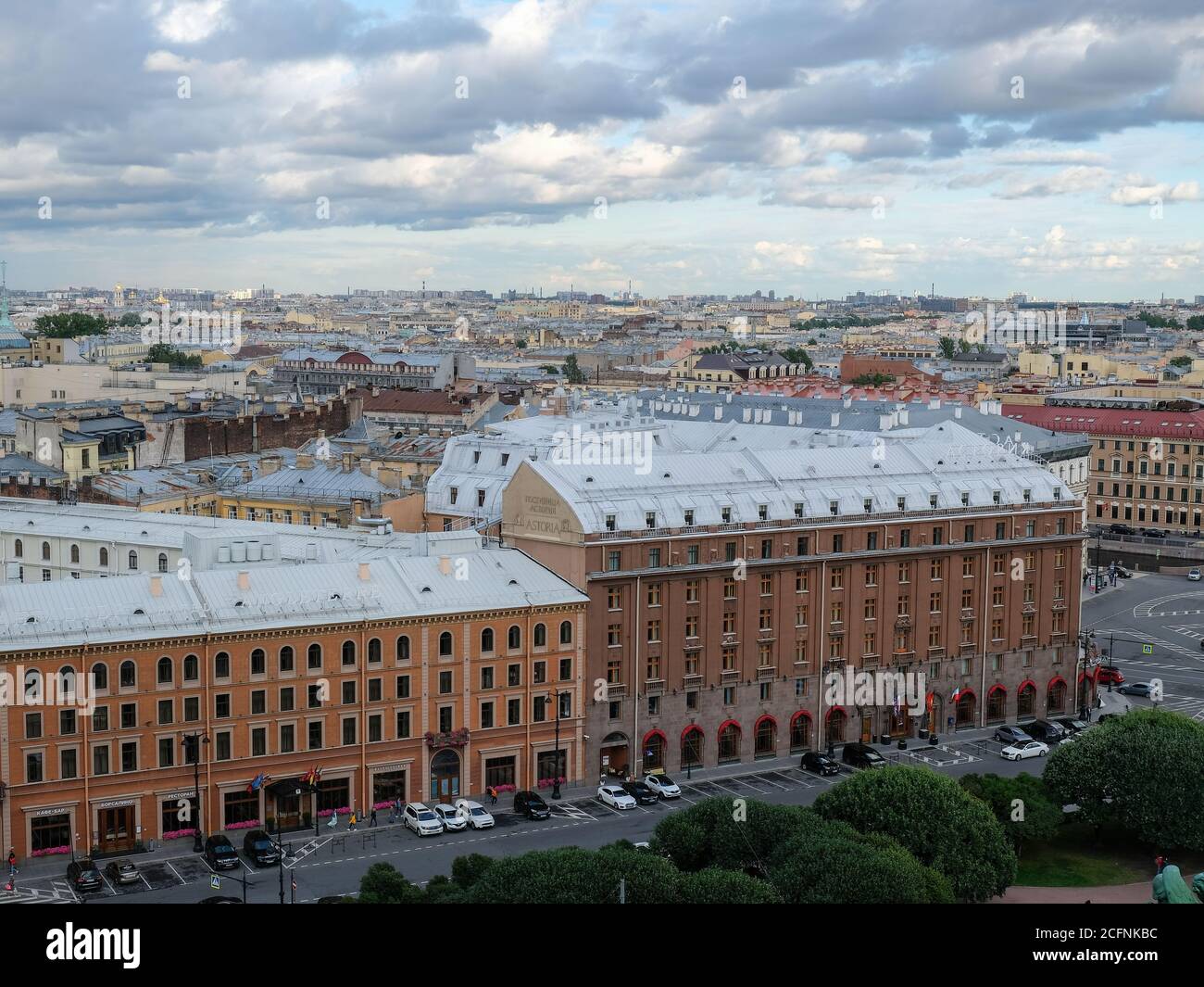 Les hôtels d'Astoria et d'Angleterre ont une vue aérienne depuis la Colonnade de la cathédrale Saint-Isaac à Saint-Pétersbourg, en Russie Banque D'Images