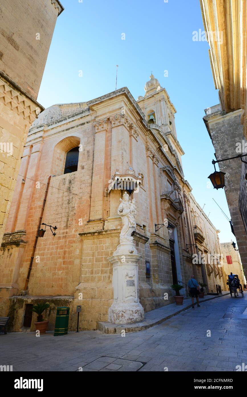 Promenade dans les vieilles rues étroites de Mdina, Malte. Banque D'Images