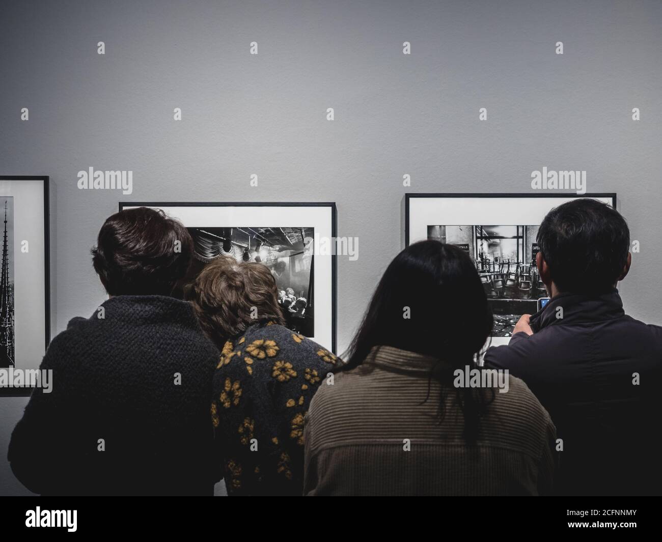 Séoul, Corée du Sud - visiteurs regardant des photos de reportages monochromes. Une exposition de photographie dans le musée du design. Banque D'Images
