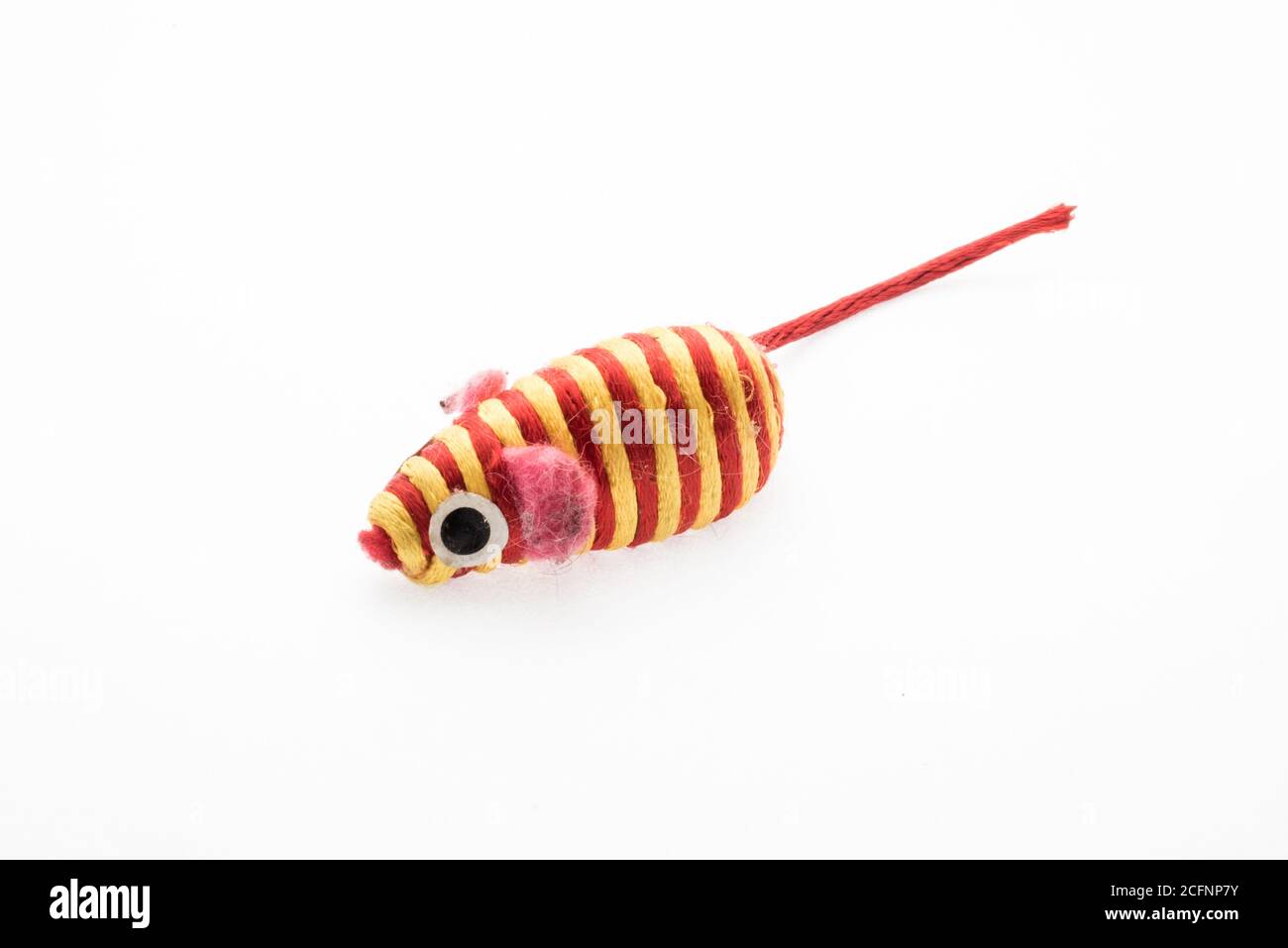 Un jouet de chat qui ressemble à une souris stripey, photographié isolé sur un fond blanc. Banque D'Images