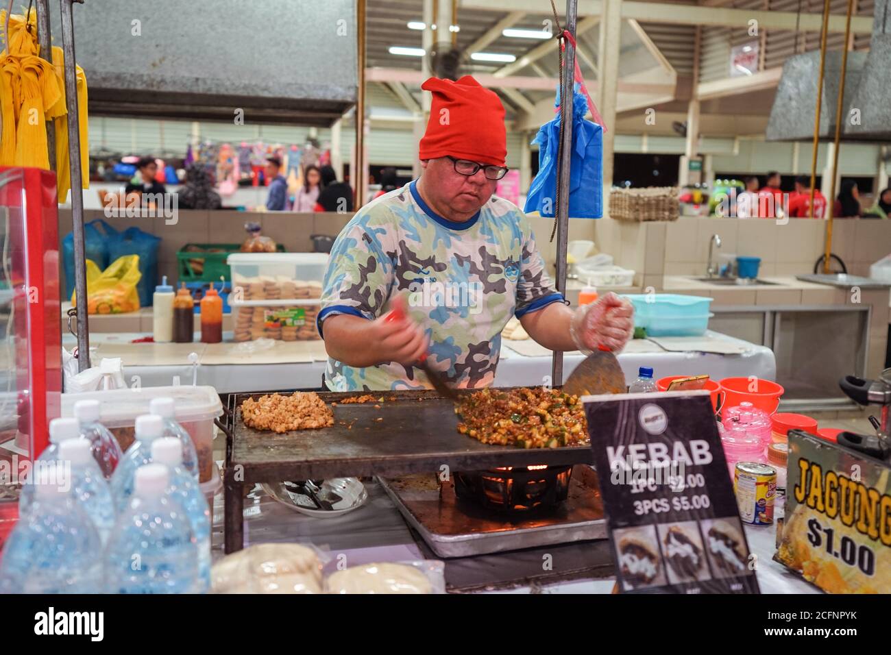 Bandar Seri Begawan / Brunei - 16 janvier 2019 : cuisine d'homme au marché nocturne de Gadong Banque D'Images