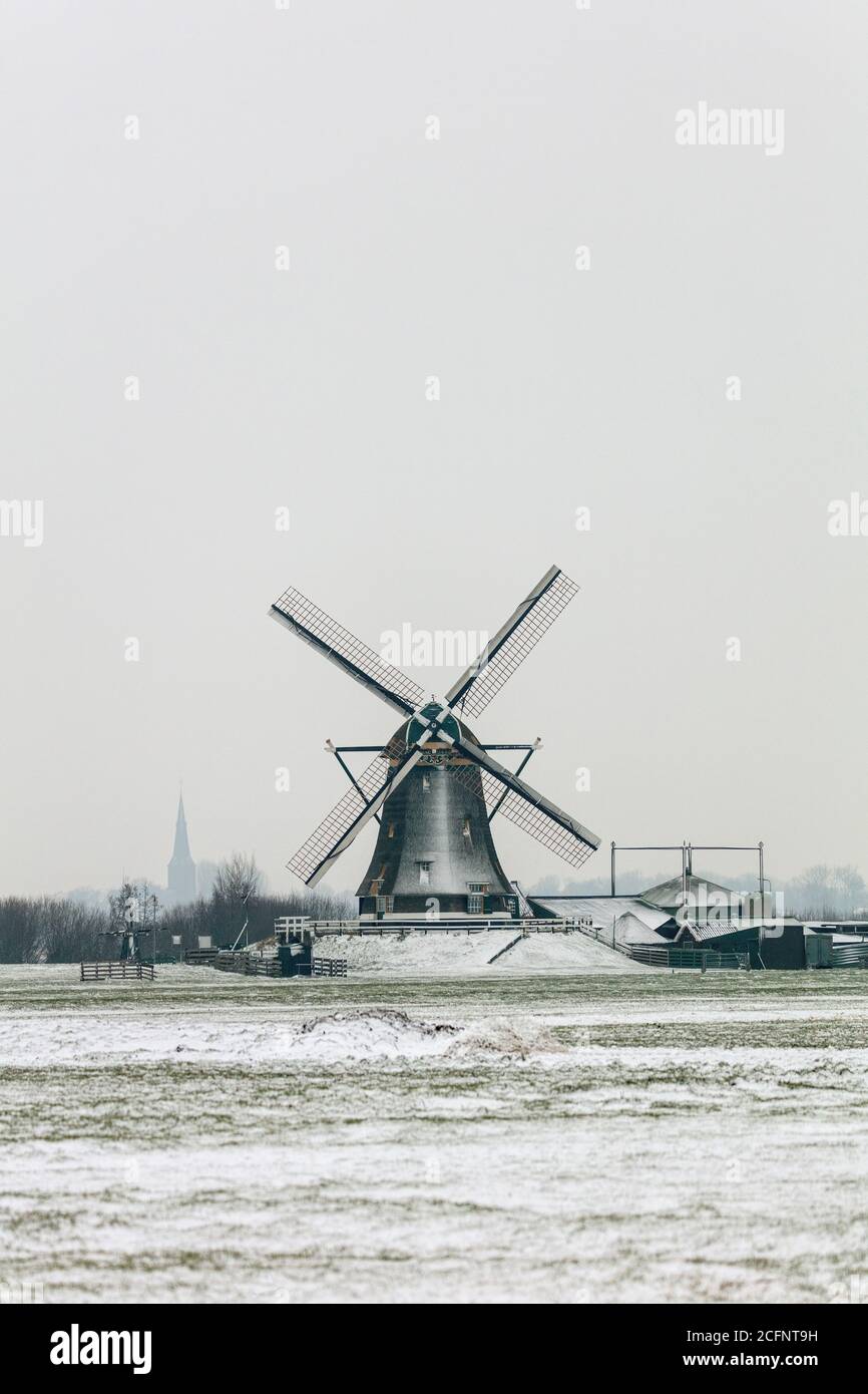 Pays-Bas, Aarlanderveen, Moulin à vent dans la neige. Hiver. Banque D'Images