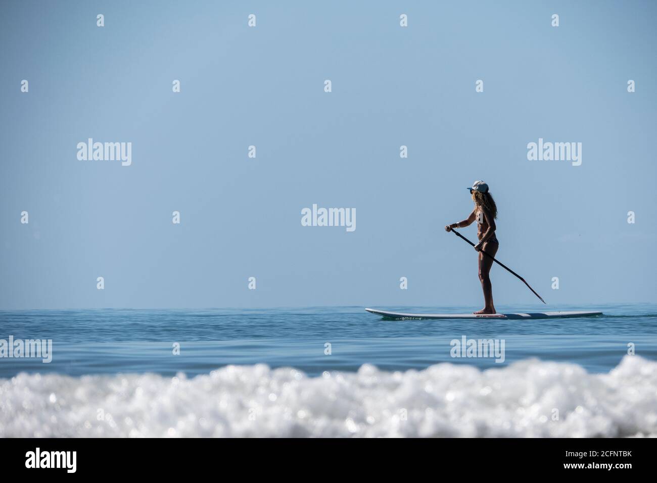 Nord Queensland Australie. Montez en paddle-boarding sur four Mile Beach à Port Douglas North Queensland. Banque D'Images