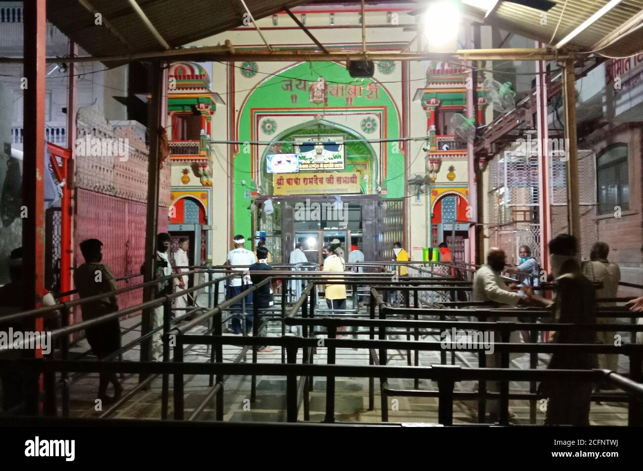 Jaisalmer, Rajasthan, Inde, 7 septembre 2020 : des dévotés hindous entrent dans le temple PIR de Baba Ramdev Ji après sa réouverture pendant Unlock 4, dans le cadre de la pandémie de coronavirus en cours, au village de Ramdevra dans le district de Jaisalmer. Temple a été fermé depuis mars en raison du confinement de la COVID-19. Crédit : Sumit Saraswat/Alay Live News Banque D'Images