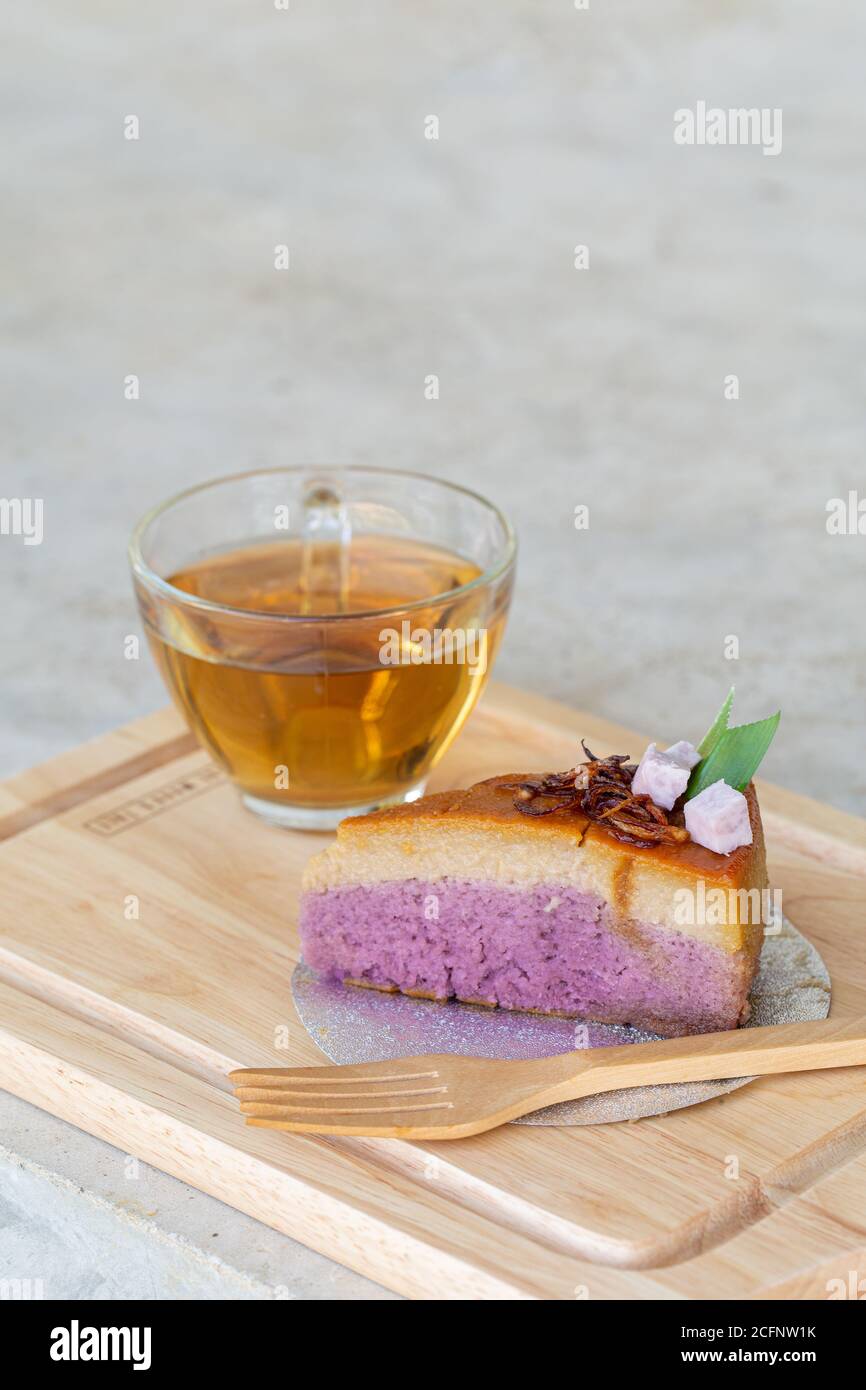 Tranche De Melange De Gateau De Mousseline Maison Avec Creme Anglaise A Dessert Asiatique Peut Voir Couche Et Garniture Par Oignon Frit Servi Avec Du The Sur Une Planche De Bois Photo Tranche De Melange De Gateau De Mousseline Maison Avec Creme Anglaise A Dessert Asiatique Peut Voir Couche Et Garniture Par Oignon Frit Servi Avec Du The Sur Une Planche De Bois Photo