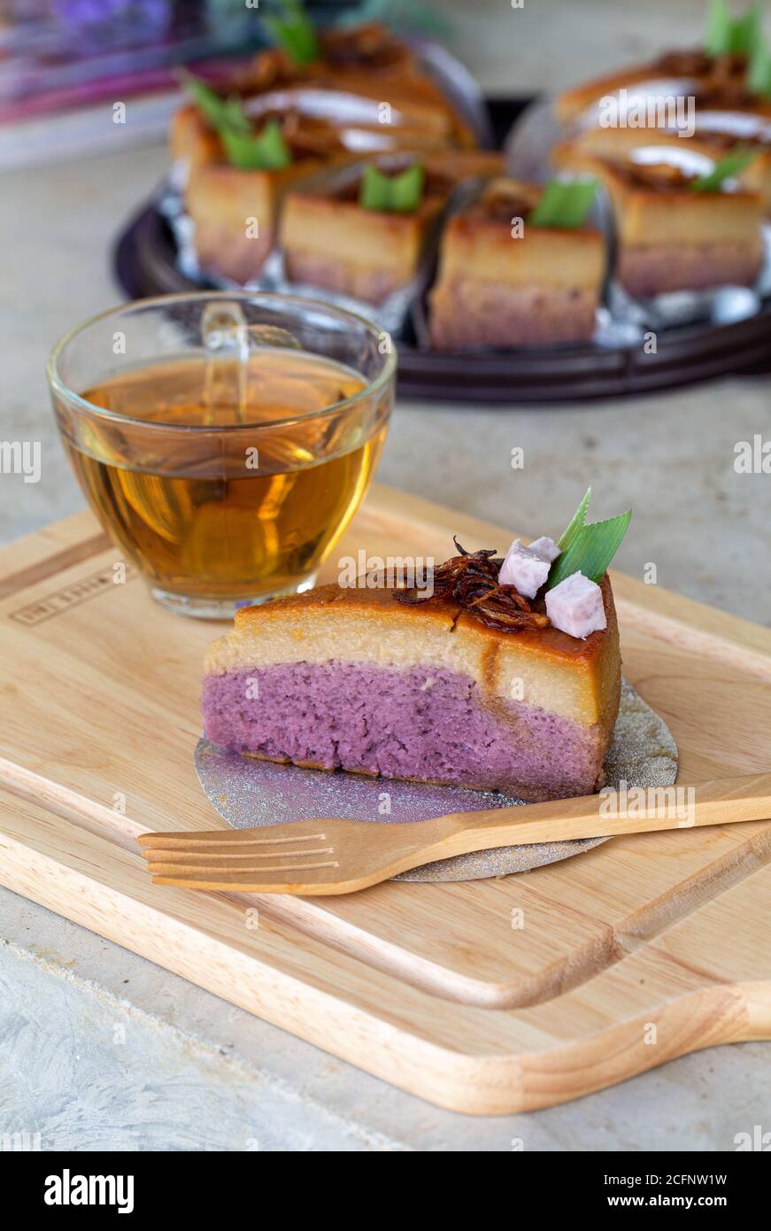 Tranche De Melange De Gateau De Mousseline Maison Avec Creme Anglaise A Dessert Asiatique Peut Voir Couche Et Garniture Par Oignon Frit Servi Avec Du The Sur Une Planche De Bois Photo Tranche De Melange De Gateau De Mousseline Maison Avec Creme Anglaise A Dessert Asiatique Peut Voir Couche Et Garniture Par Oignon Frit Servi Avec Du The Sur Une Planche De Bois Photo