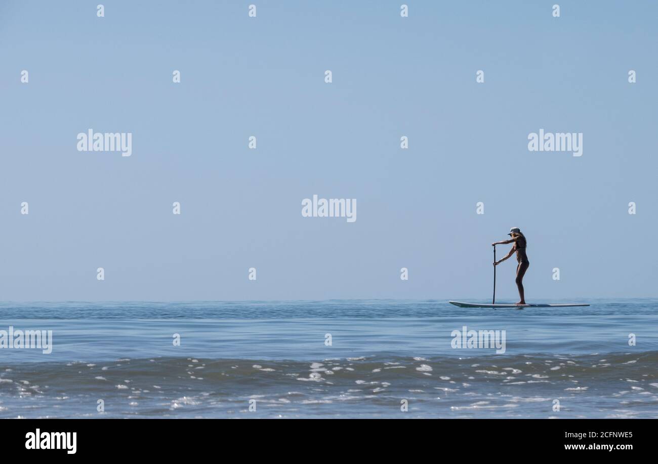 Nord Queensland Australie. Montez en paddle-boarding sur four Mile Beach à Port Douglas North Queensland. Banque D'Images