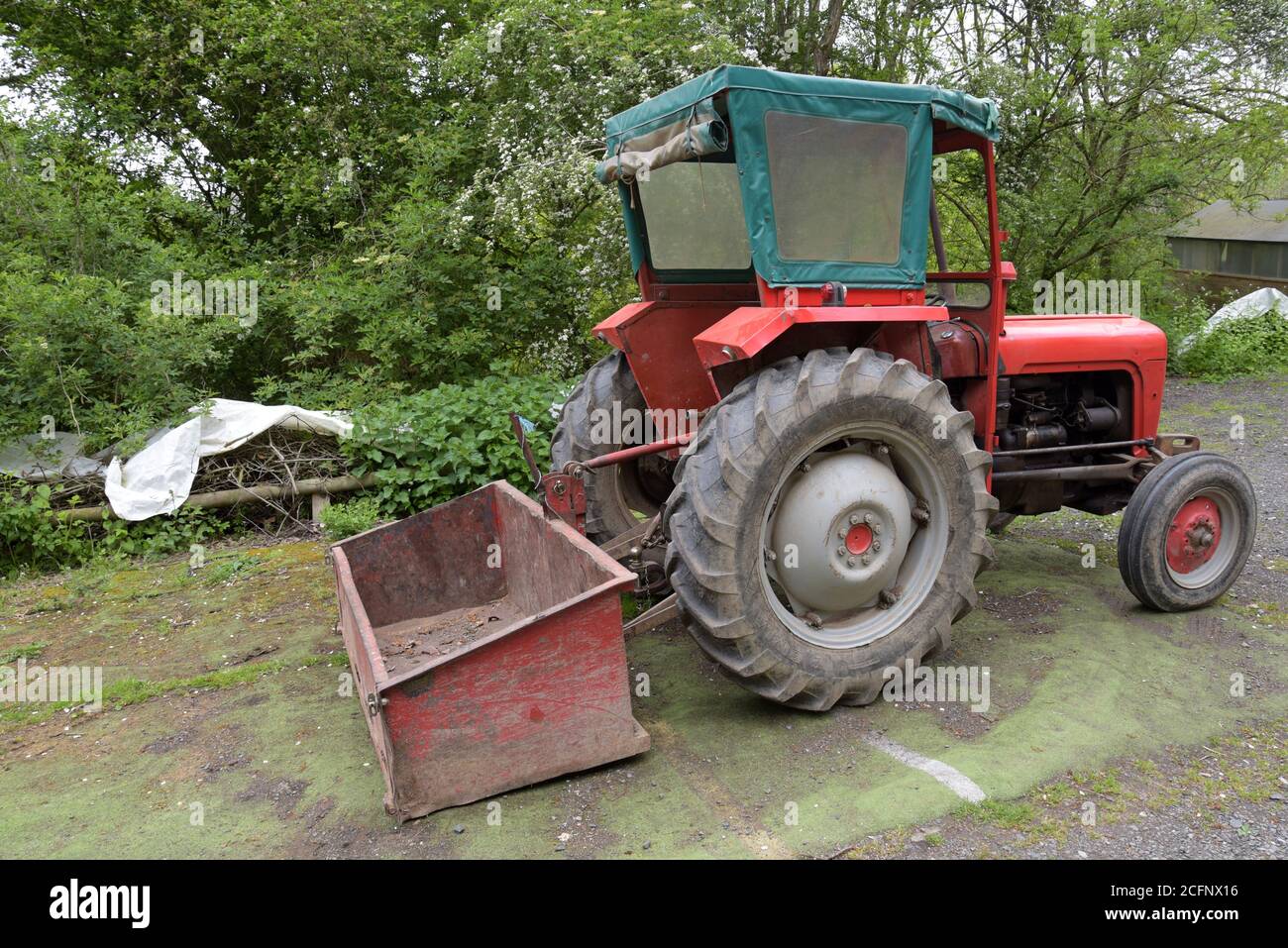 Un tracteur d'époque Massey Ferguson 35 avec une caisse de transport fixée, sur une petite exploitation rurale de Shropshire Banque D'Images