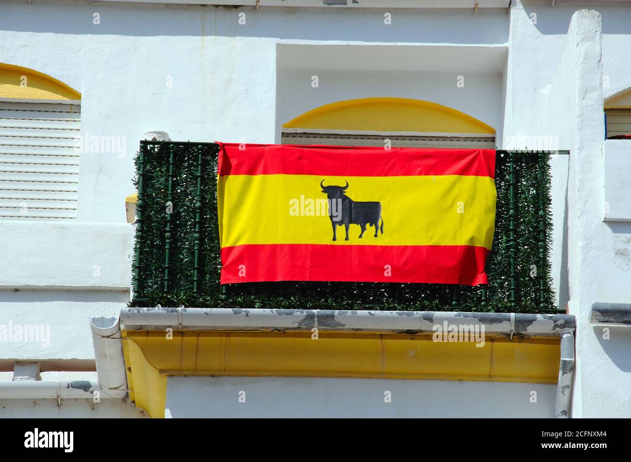 Drapeau espagnol sur balcon, Pueblo Blanco, Benahavis, Costa del sol, province de Malaga, Andalousie, Espagne, Europe. Banque D'Images