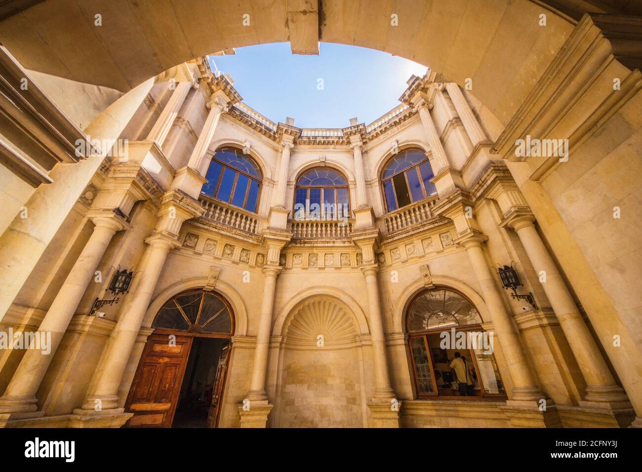 5.9.2016 - photo grand angle de la cour de la Loge vénitienne dans la ville d'Héraklion, Grèce Banque D'Images