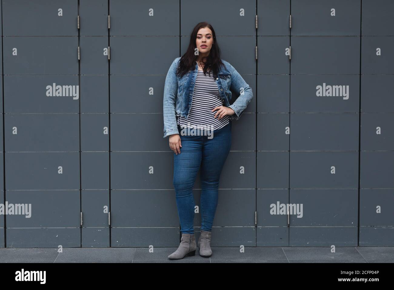 Portrait de Curvy Caucasien femme dans la ville Banque D'Images