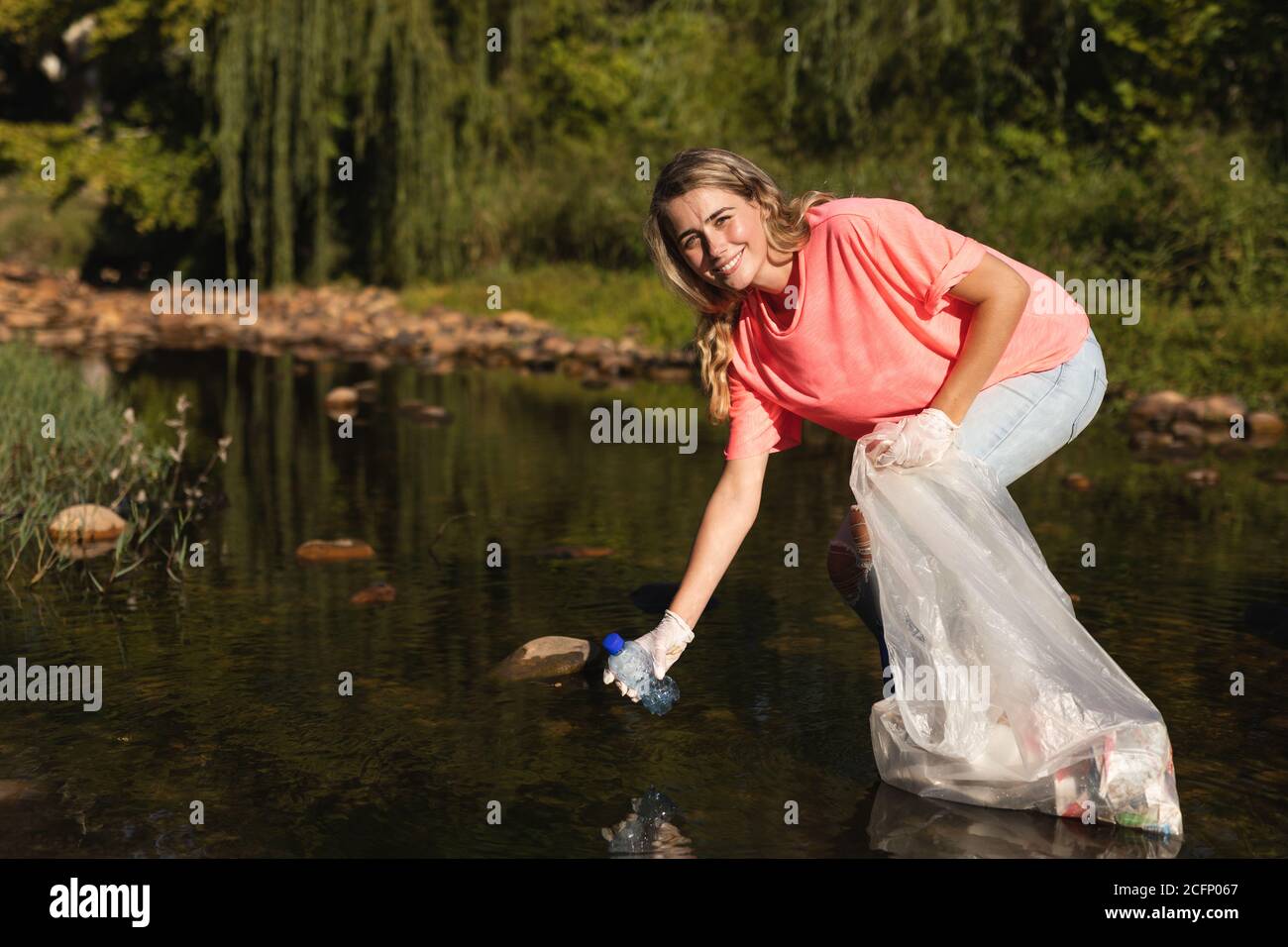 Des bénévoles nettoient la rivière à la campagne Banque D'Images