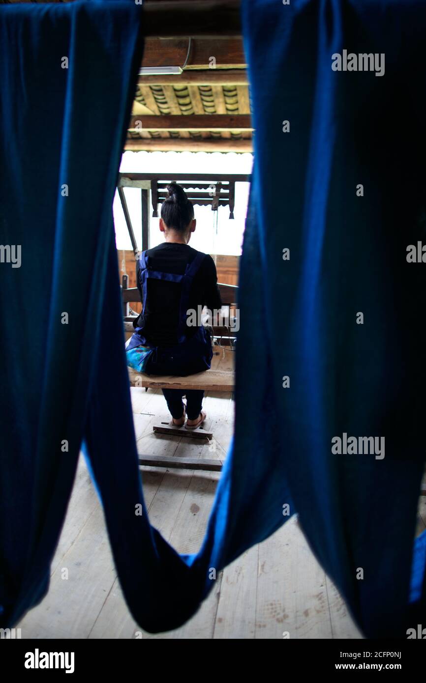 Rongjiang, province chinoise du Guizhou. 6 septembre 2020. Une femme serpente du tissu à un atelier dans le village de Fengdeng Dong du comté de Rongjiang, dans la province de Guizhou, dans le sud-ouest de la Chine, le 6 septembre 2020. Les habitants profitent des conditions météorologiques favorables de l'automne pour faire le tissu traditionnel du groupe ethnique Dong. Credit: Liu Xu/Xinhua/Alay Live News Banque D'Images