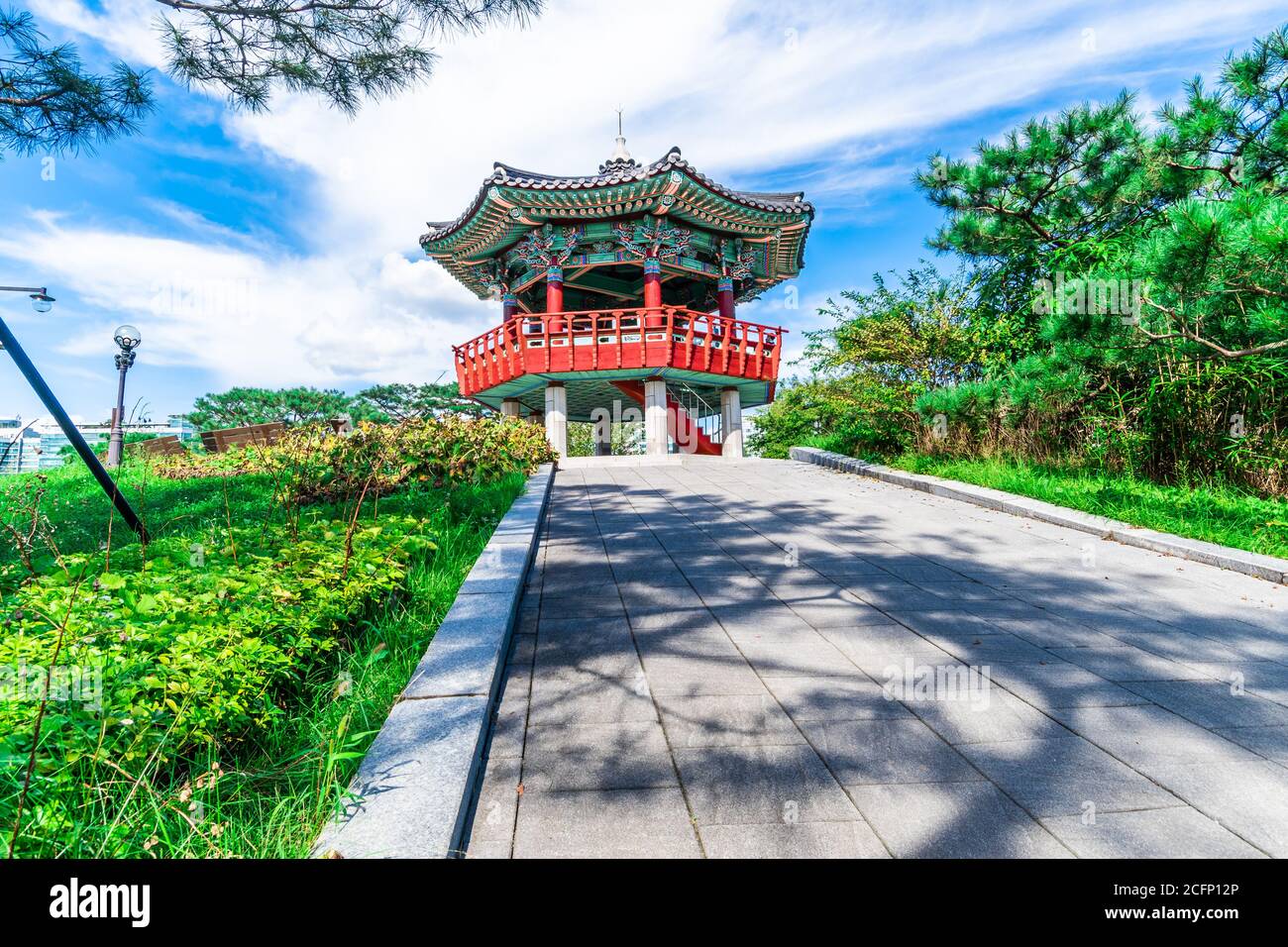 Pavillon traditionnel coréen du parc du lac Ilsan, dans le district d'Ilsan de Goyang, en Corée du Sud. Banque D'Images