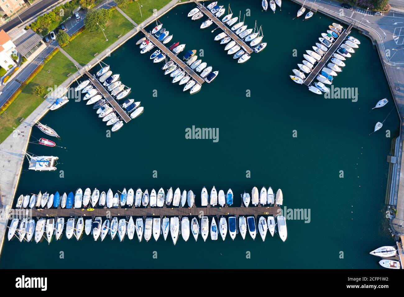 Vue aérienne des voiliers et des yachts amarrés dans le port de Lovere, lac d'Iseo près de Bergame, Italie. Banque D'Images