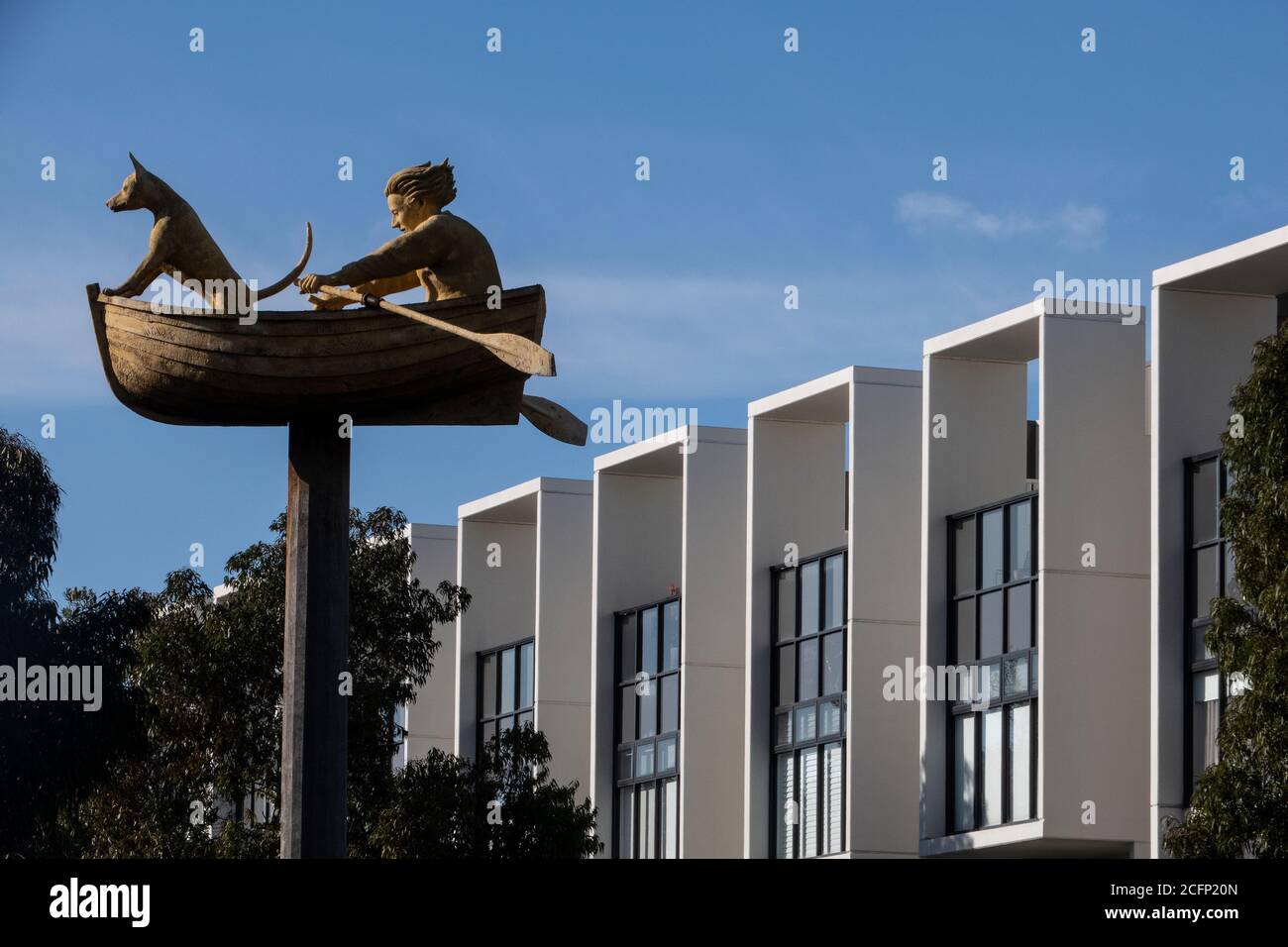 Melbourne Australie : architecture moderne et sculpture « Man, Dog, Boat » dans la banlieue de Melbourne d'Albert Park. Banque D'Images