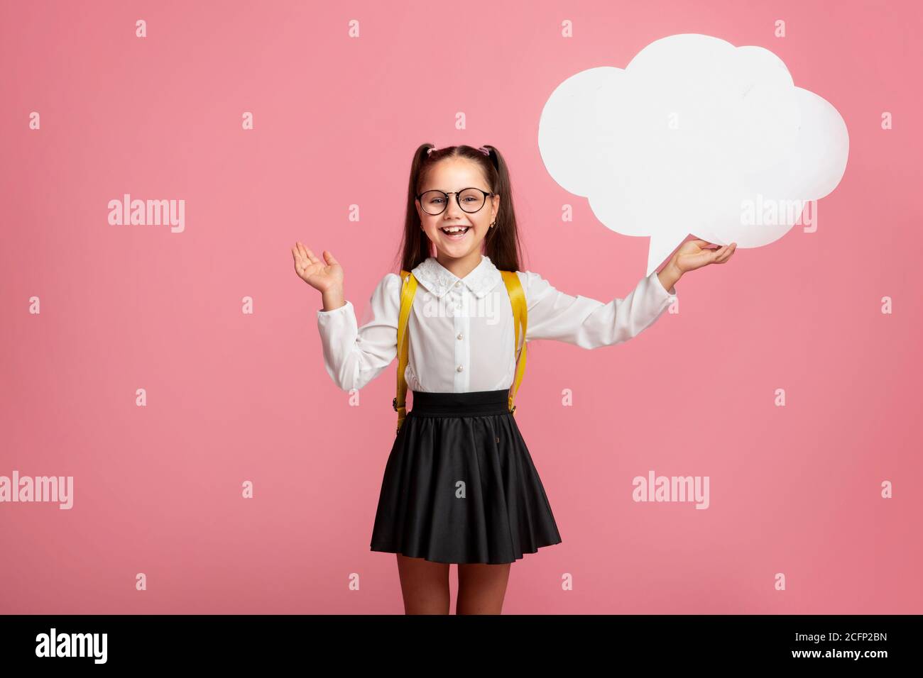 Écolière moderne. Un enfant gai possède un nuage abstrait, de l'espace libre Banque D'Images