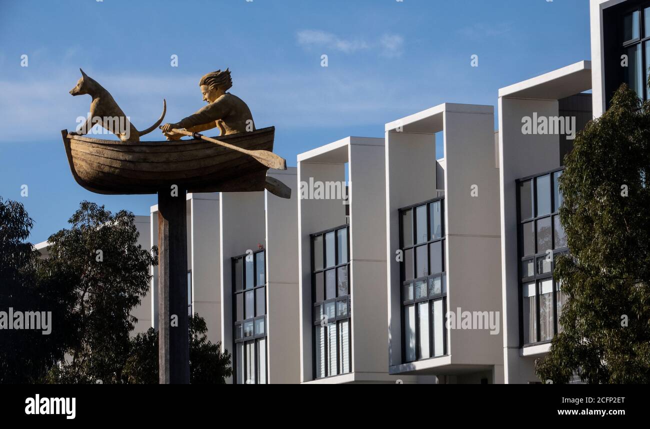 Melbourne Australie : architecture moderne et sculpture « Man, Dog, Boat » dans la banlieue de Melbourne d'Albert Park. Banque D'Images