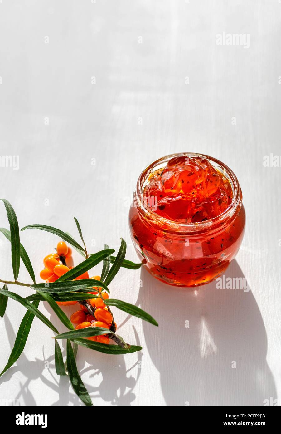 Confiture faite maison à partir des baies d'orangers de l'argousier sur fond blanc. Recadrage vertical. Copier l'espace. Banque D'Images