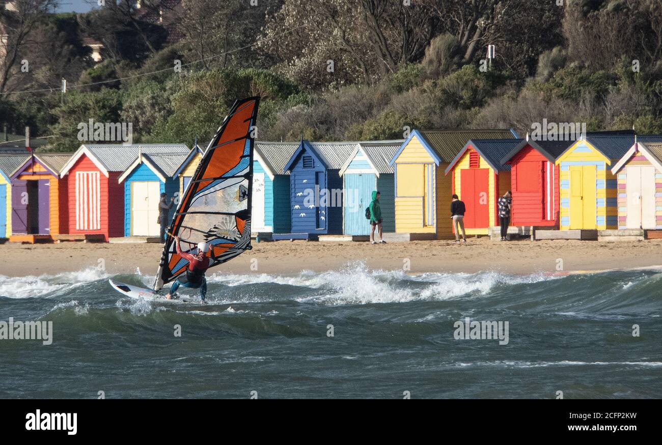 Melbourne Australie. Scènes de la vie quotidienne à Melbourne Australie . Planche à voile sur la baie de Port Phillip. Banque D'Images