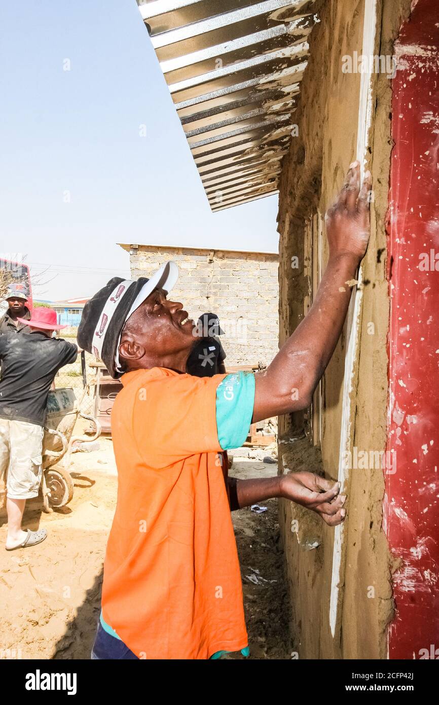 Soweto, Afrique du Sud - 05 septembre 2009: Programme de sensibilisation communautaire aidant à construire une petite maison abordable dans le canton local Banque D'Images