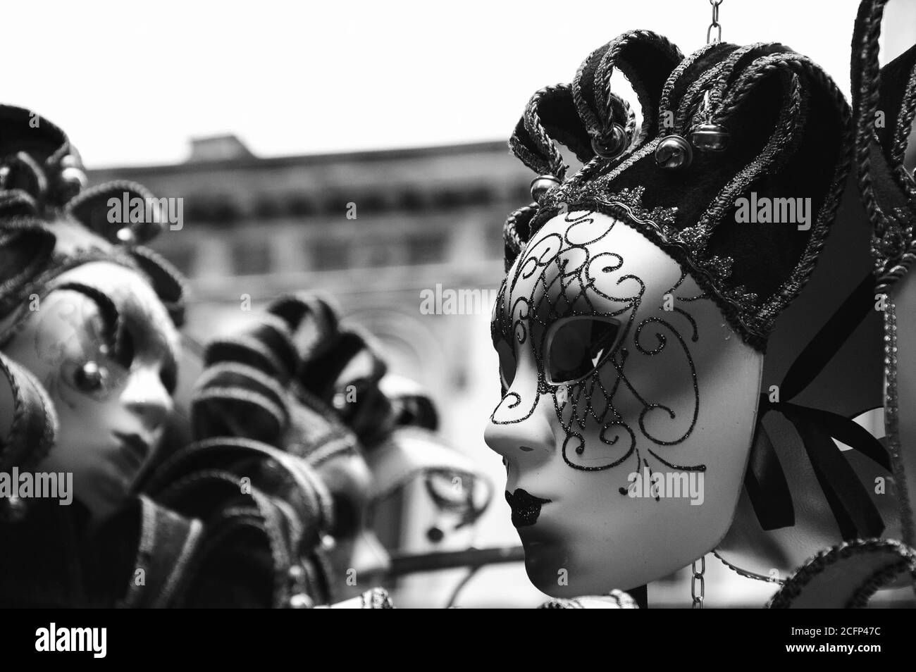 Masques vénitiens à vendre dans la rue. Venise (Italie). Noir et blanc. Banque D'Images