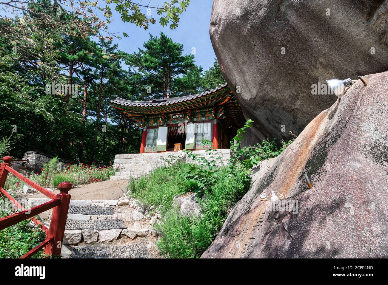 Temple de Gyejoam depuis le sentier d'Ulsan Bawi au parc national de Seoraksan. Sokcho, Corée du Sud. Banque D'Images