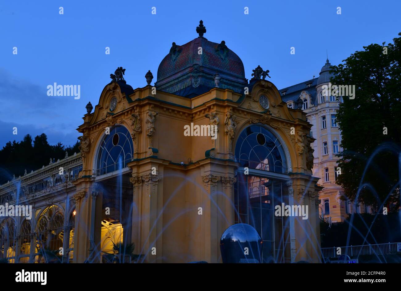 Gros plan de la fontaine chantante et de la colonnade au crépuscule. Marianske lazne, république tchèque Banque D'Images
