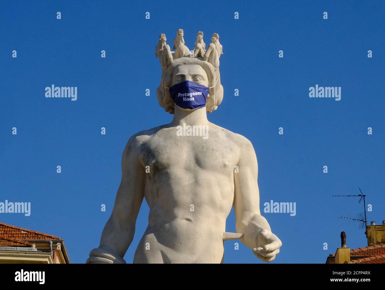 Paris, France. 20 mai 2020. Une statue portant un masque est photographiée à Nice, dans le sud de la France, le 20 mai 2020. Credit: Serge Haouzi/Xinhua/Alay Live News Banque D'Images
