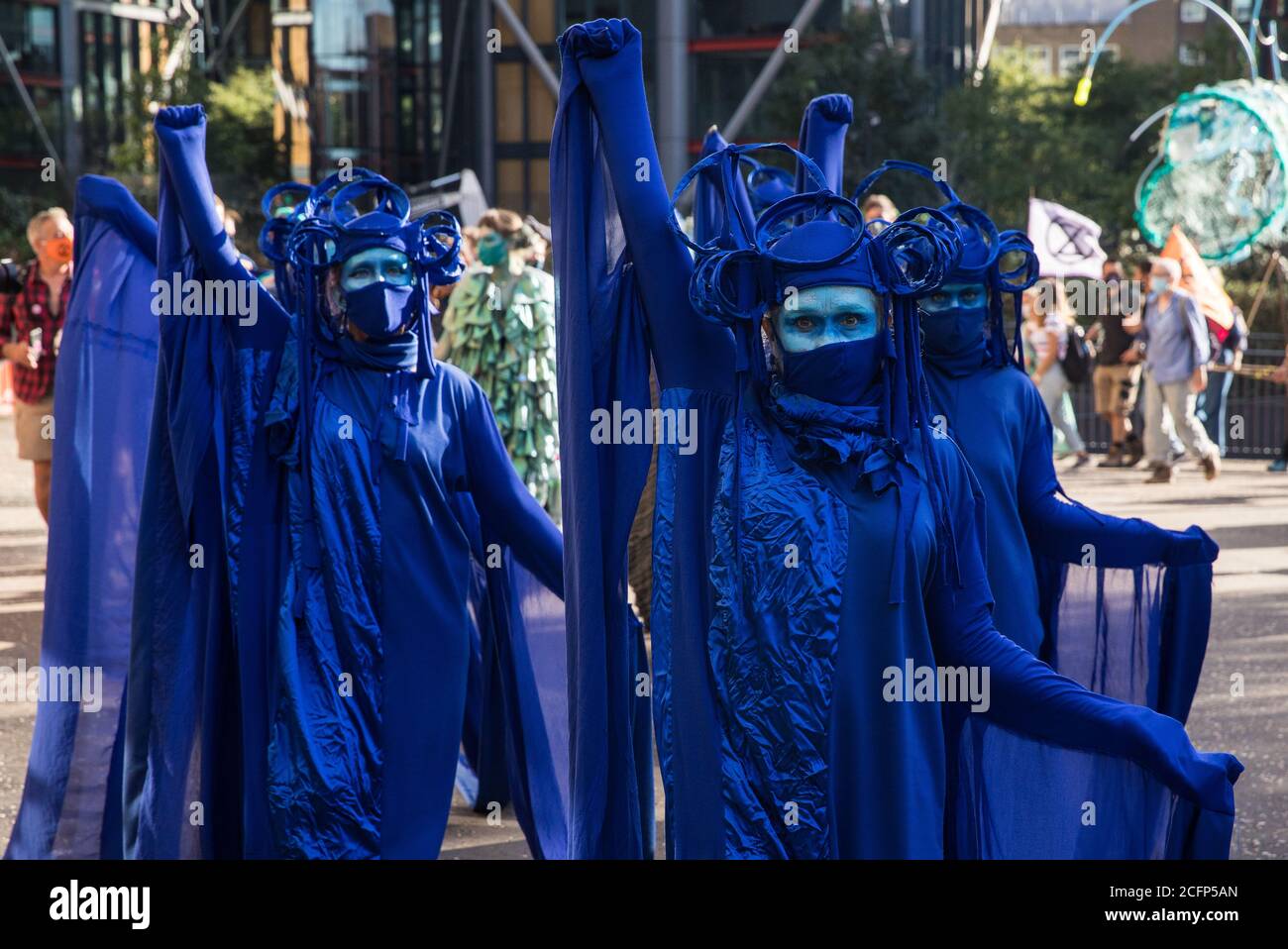 Londres, Royaume-Uni. 6 septembre 2020. Les rebelles bleus se joignent à d'autres activistes du climat de la rébellion océanique et de la rébellion des extinction lors d'une marche Marine extinction colorée. Les activistes, qui assistent à une série de manifestations de la rébellion de septembre autour du Royaume-Uni, réclament des protections environnementales pour les océans et appellent à la fin de l'inaction gouvernementale mondiale pour sauver les mers. Crédit : Mark Kerrison/Alamy Live News Banque D'Images