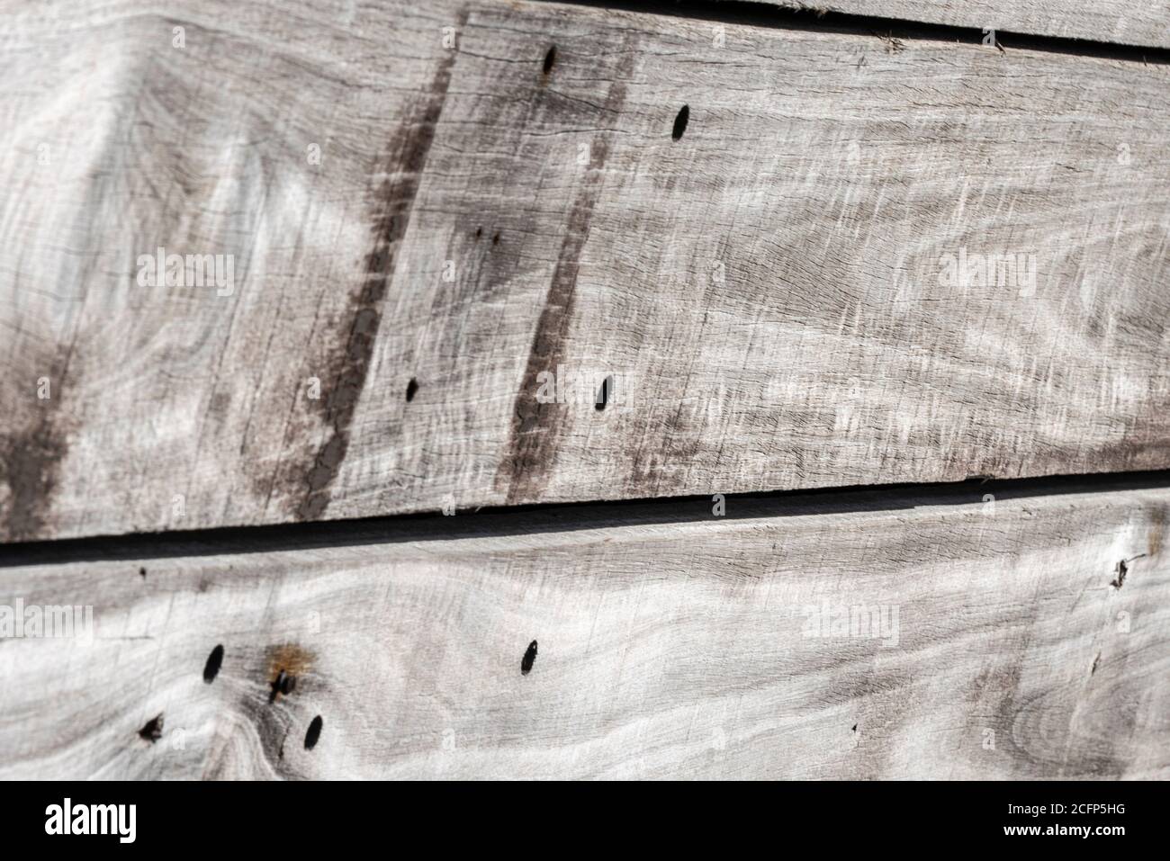 Bois de construction avec grain et trous de vis. Planches utilisées comme revêtement dans la construction de bâtiments Banque D'Images