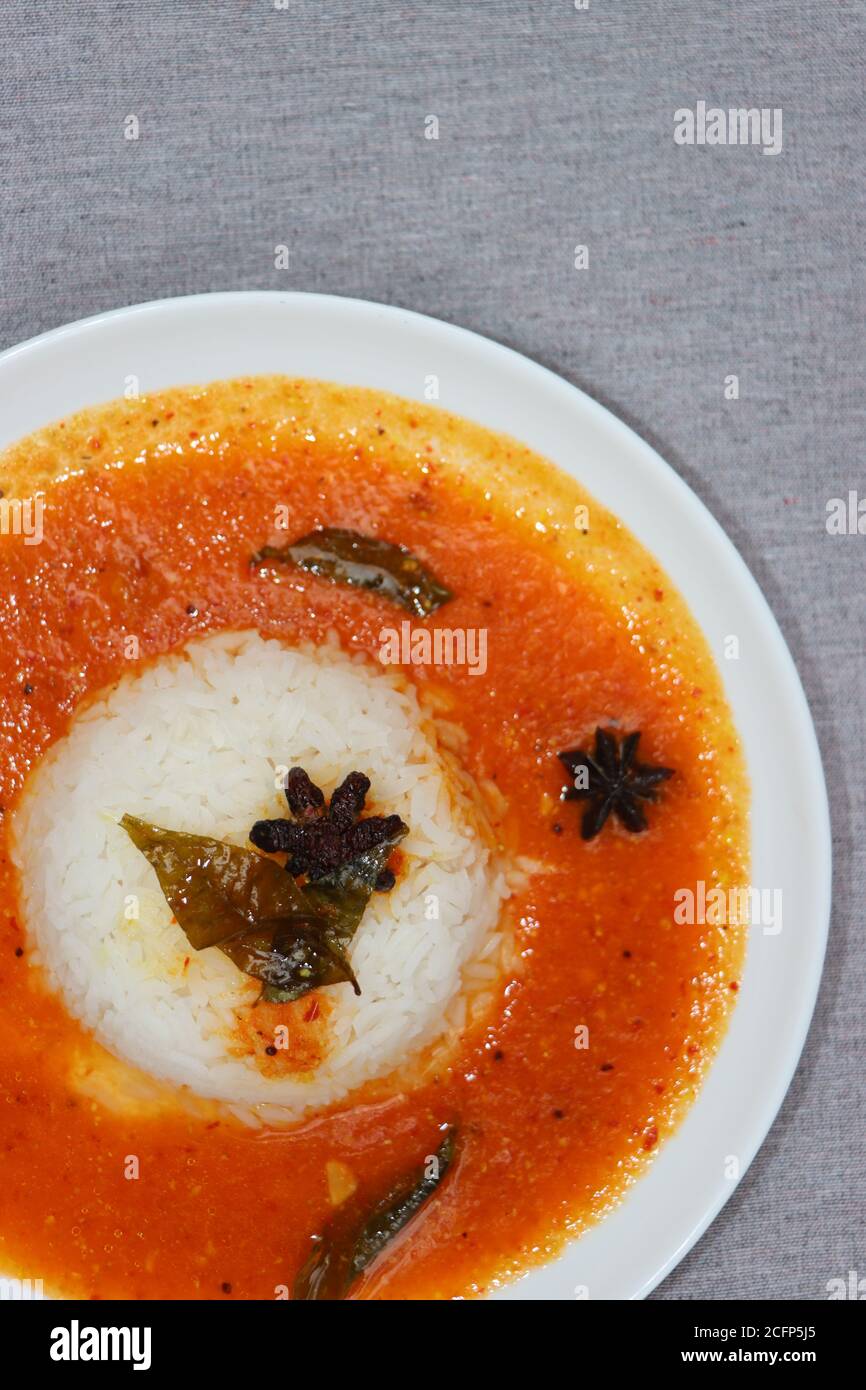 Curry de tomate servi avec du riz, de la nourriture de goa ou de maharashtra occidental, servi sous forme de dal Banque D'Images
