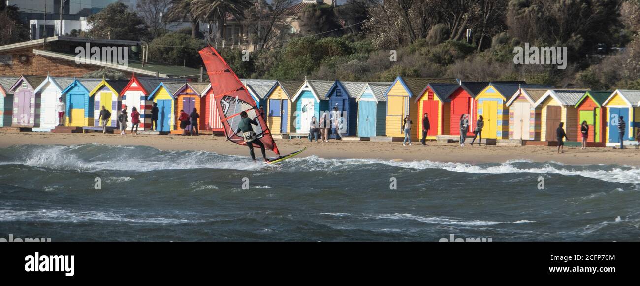 Melbourne Australie. Scènes de la vie quotidienne à Melbourne Australie . Planche à voile sur la baie de Port Phillip. Banque D'Images