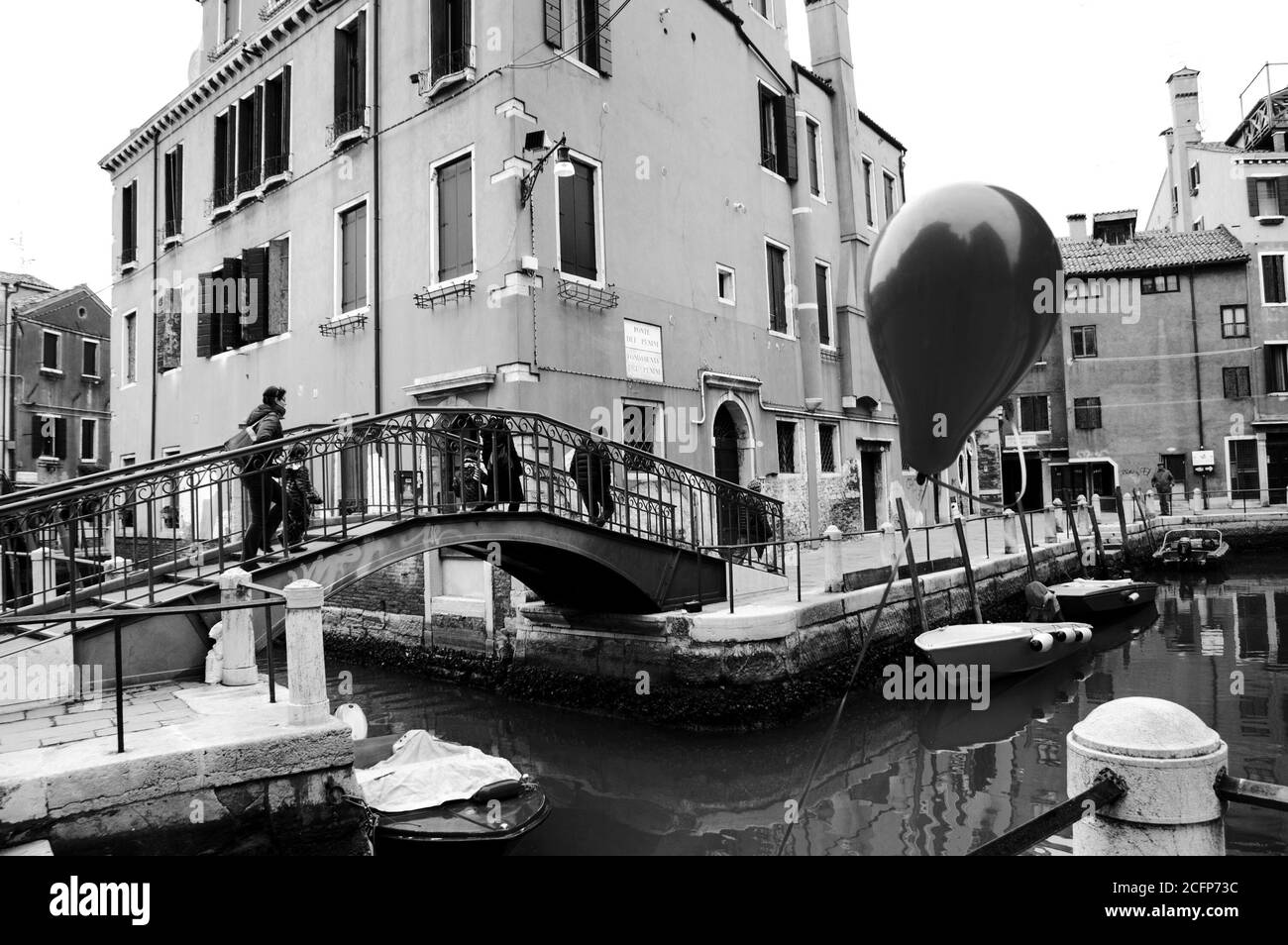 VENISE, ITALIE - 14 FÉVRIER 2015 : ballon perdu à la fête du Carnaval attachée à la balustrade du canal. Le Carnaval de Venise est un événement annuel. Banque D'Images
