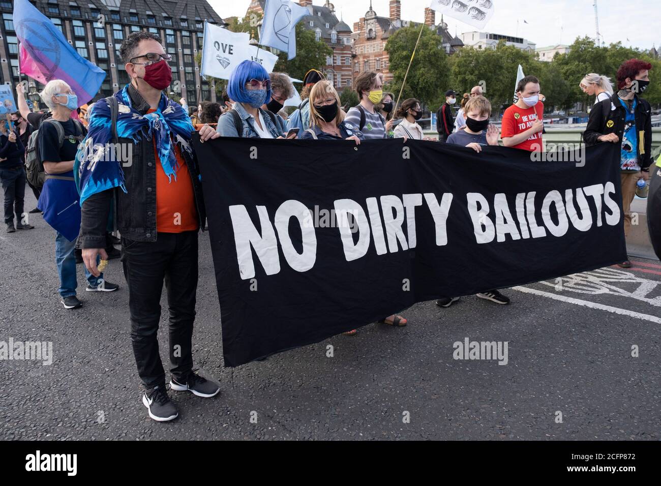 Extinction les militants de la rébellion lors de la marche de la rébellion marine le 6 septembre 2020 à Londres, au Royaume-Uni. Rébellion océanique, extinction de la vie marine, rébellion animale et rébellion extinction ensemble pour célébrer la biodiversité de nos mers et pour nous grimer à la destruction des océans et de la vie marine de la Terre en raison de la dégradation du climat et de l’interférence humaine, et la perte de vies humaines, de maisons et de moyens de subsistance due à la montée du niveau des mers. Extinction la rébellion est un groupe de changement climatique créé en 2018 et a gagné une énorme suite de personnes engagées dans des manifestations pacifiques. Ces manifestations le sont Banque D'Images