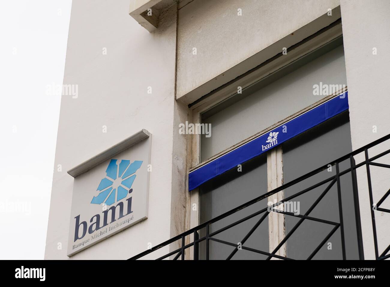 Biarritz , Aquitaine / France - 08 25 2020 : logo Bami et panneau de texte devant le siège social local de l'agence bancaire française Banque D'Images