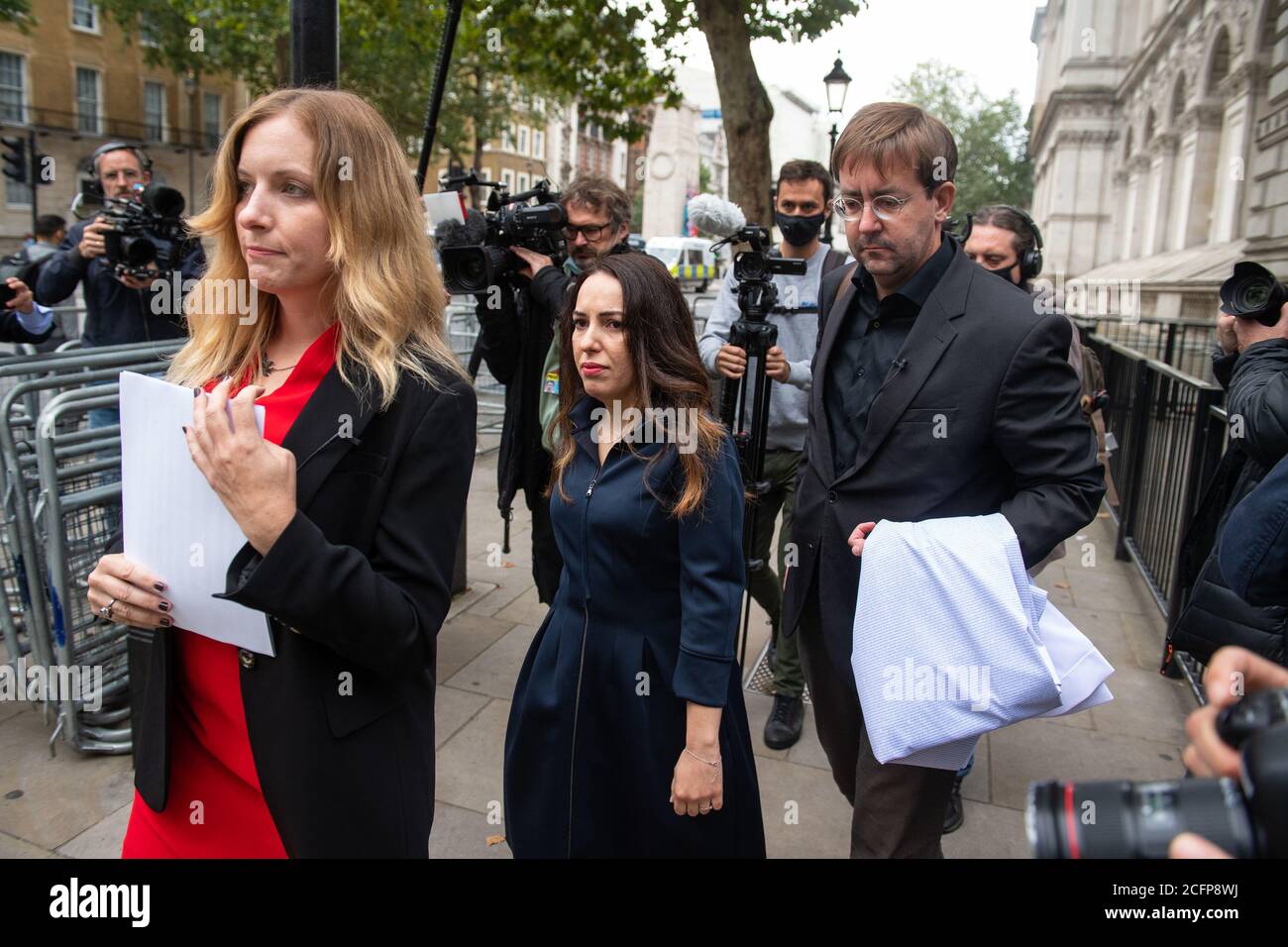 Stella Moris (au centre) avec Rebecca Vincent et Christian MiHR de Reporters sans frontière, arrive à Downing Street, à Westminster, Londres, pour tenter de livrer une pétition Reporters sans frontières contre l'extradition de son partenaire, le fondateur de Wikileaks, Julian Assange, aux États-Unis. Banque D'Images