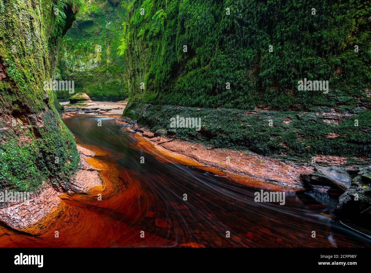 Scotland, Stirlingshire - le Carnock Burn traverse le Finnich Glen, une gorge de grès rouge avec une formation de roche connue sous le nom de Diable's Pulpit Banque D'Images