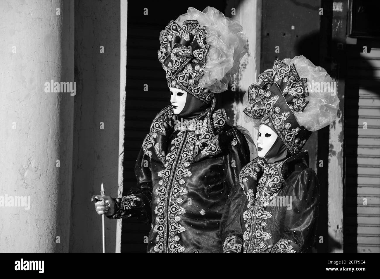 VENISE, ITALIE - 16 FÉVRIER 2015 : deux masques sur la place Saint-Marc pendant le carnaval traditionnel. Le carnaval est un événement annuel qui se termine le mardi de Shrove. Banque D'Images