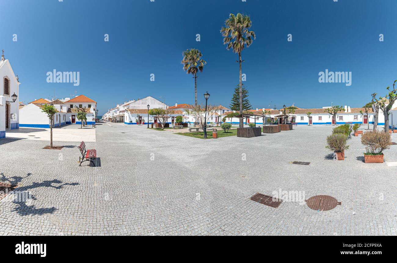 Le village de Porto Covo de Sines, situé à l'ouest le long de la côte de l'Alentejo du Portugal, au sud de Lisbonne Banque D'Images