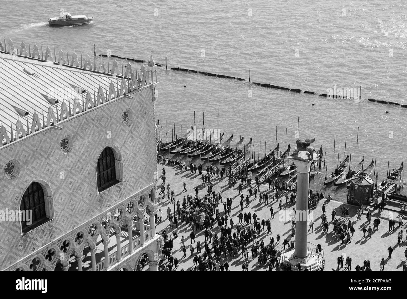 Palais des Doges (Palazzo Ducale) et foule touristique sur la place Saint-Marc pendant le Carnaval de Venise (Italie). Vue d'en haut. Photo vieillie. B Banque D'Images Palais des Doges (Palazzo Ducale) et foule touristique sur la place Saint-Marc pendant le Carnaval de Venise (Italie). Vue d'en haut. Photo vieillie. B Banque D'Images