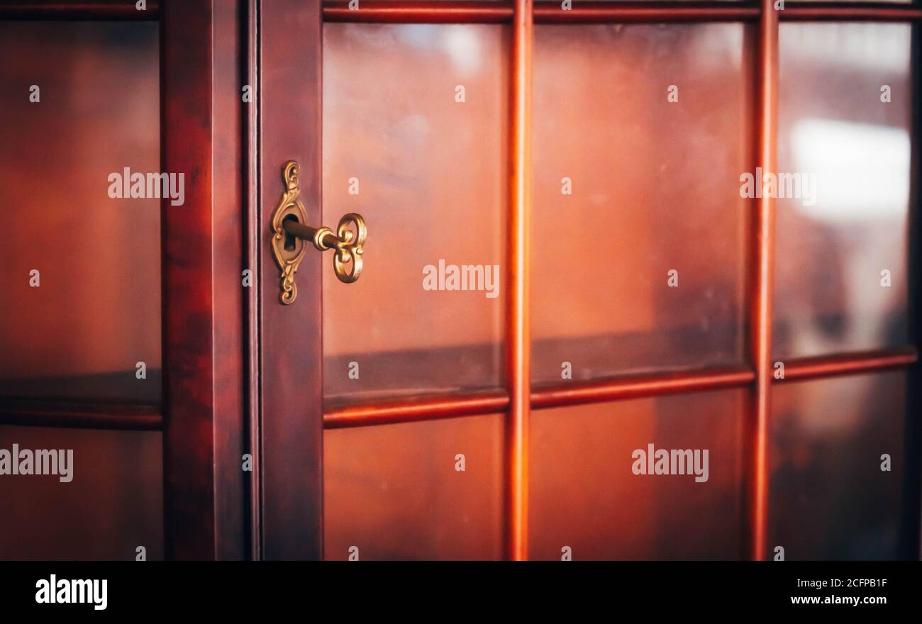 La serrure de la porte vitrée, le mécanisme métallique de verrouillage des  portes avec la serrure sur la porte de bureau vitrée, ferme les ouvertures  Photo Stock - Alamy