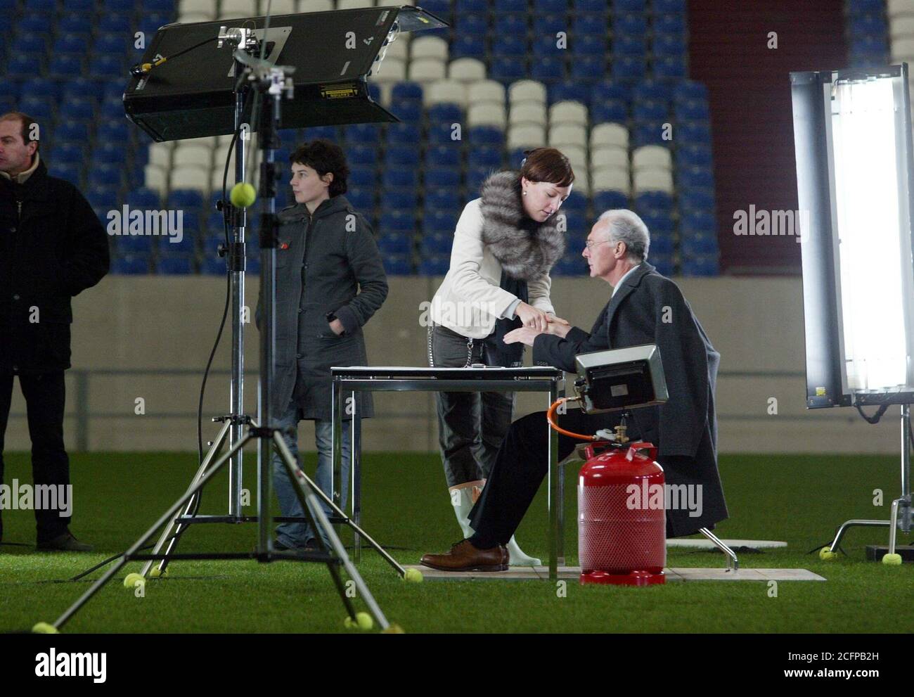 Franz Beckenbauer aura 75 ans le 09/11/2020 anniversaire d'une légende FIro football fussball général: 01/20/2004 tournage pour Schalke dans l'arène de Schalke . le ZDF a eu des films réalisés par Franz Beckenbauer de l'action toute la journée aujourd'hui a soutenu 'Newcomer' du mois dans le studio sportif actuel, la bande-annonce produit tourne ensuite dans le studio sportif comme crédits d'ouverture . Franz Beckenbauer masque est réchauffé pendant une pause dans le tournage lichtgestaltFilmspot tournage tournage publicité, télévision, publicité professionnel marketing stratégie marketingMarketing Copyright par firo sportphoto: Banque D'Images