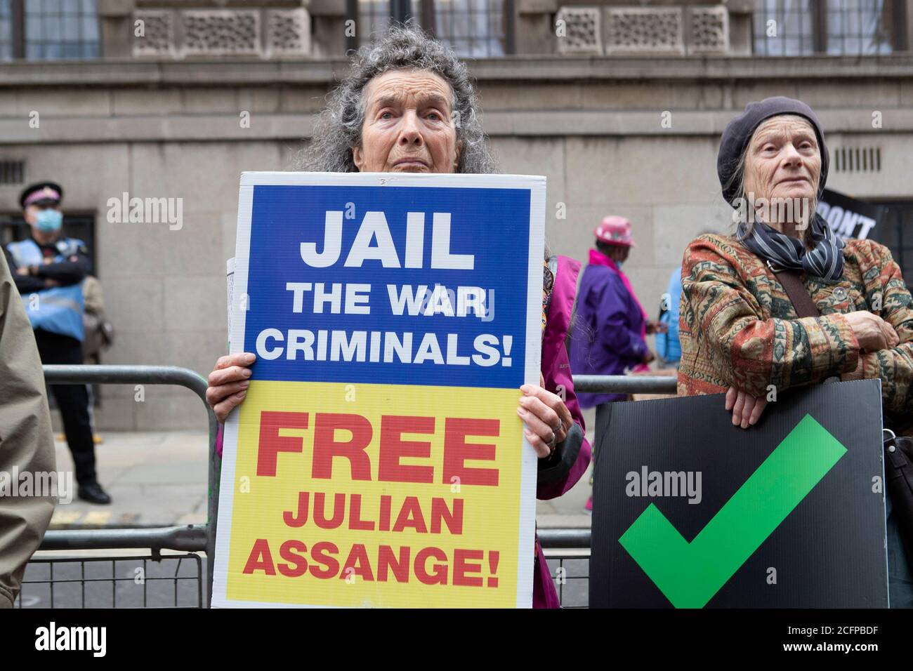 Julian Assange est un fervents adeptes devant le tribunal pénal Old Bailey de Londres Matin le 7 septembre 2020 en tant que M. Assange lui-même apparaît dans le tribunal pour Banque D'Images