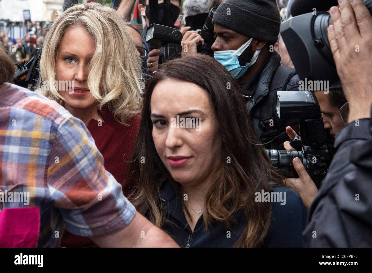 Les partisans de Julian Assange se rassemblent devant le tribunal pénal Old Bailey de Londres Ce matin, le 7 septembre 2020, en tant que M. Assange lui-même apparaît en co Banque D'Images